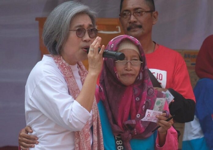 Soasialisasi Waspada Investasi Bodong dan Pinjol Ilegal, Indah Kurnia Beri Emas Soasialisasi Waspada Investasi Bodong dan Pinjol Ilegal, Indah Kurnia Beri Emas