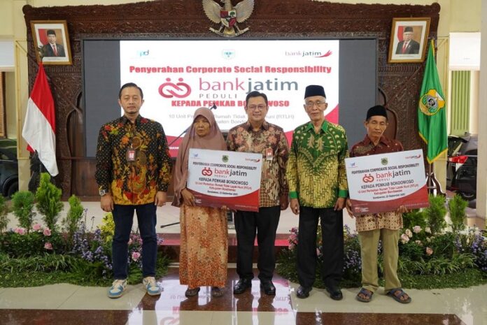 Bank Jatim Serahkan CSR Rehabilitasi RTLH Kepada Pemkab Bondowoso