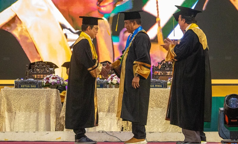 Menteri Desa, PDTT Terima Gelar Profesor Kehormatan Pertama dari UNESA