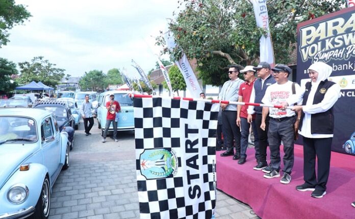 Gubernur Khofifah Lepas Parade VW Sumpah Pemuda Se-Jawa Bali di Blitar