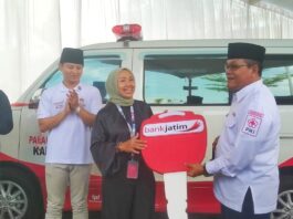 Bank Jatim Serahkan CSR Mobil Ambulans pada Pemkab Trenggalek dan Launching KKPD