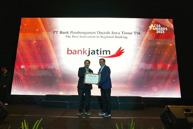 Bank Jatim Terima Penghargaan CSA Awards 2023