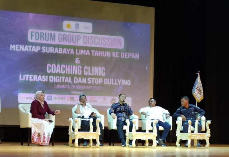 Hadir di FGD SMSI Surabaya, Wali Kota Eri Ajak Ratusan Pelajar Bijak Gunakan Media Sosial