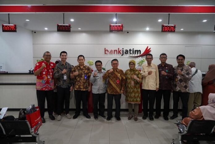 Bank Jatim Dikunjungi oleh Ditjen Dukcapil Kemendagri dan Bank Dunia karena Pimpin Inovasi dengan Menjadi Pionir di Indonesia dalam Penerapan IKD