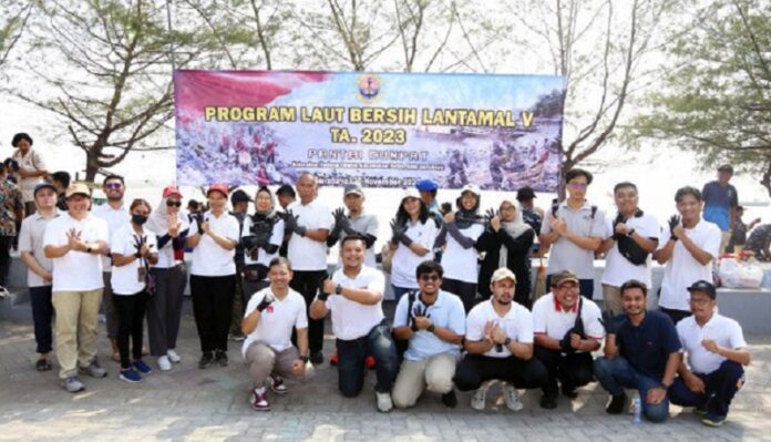 Peduli Lingkungan, Telkom Regional V Ikuti Prolasih di Pantai Cumpat