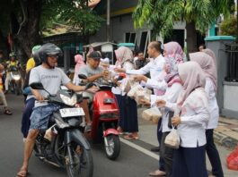 Srikandi dan YBM PLN Bagikan 3000 Takjil dan 960 Paket Sembako kepada Dhuafa