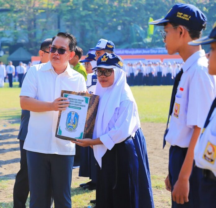 Pj. Gubernur Jatim Bagikan 29.481 Seragam Gratis ke Siswa SMA/SMK/SLB Kurang Mampu saat MPLS