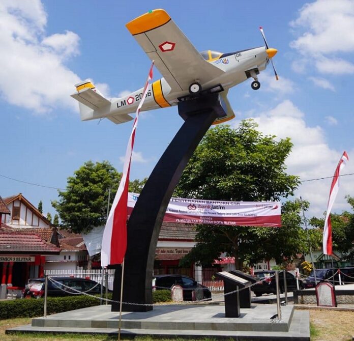 Bank Jatim Beri Bantuan Pembangunan Replika Pesawat Terbang dan Pedestal di Museum PETA Bank Jatim Beri Bantuan Pembangunan Replika Pesawat Terbang dan Pedestal di Museum PETA