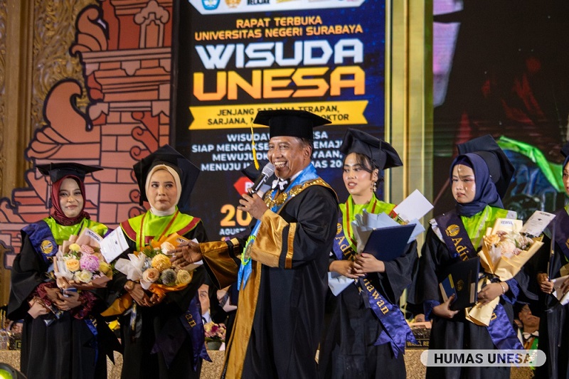 Kukuhkan 1.552 Wisudawan, UNESA Apresiasi Lulusan Terbaik Termasuk Lulus Tanpa Skripsi