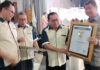 Prabowo Subianto Terima Pin Emas dari SMSI atas Dedikasinya Jaga Demokrasi