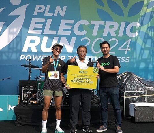 5 Pengemudi Ojol Prasejahtera Peroleh Motor Listrik di PLN Electric Run 2024