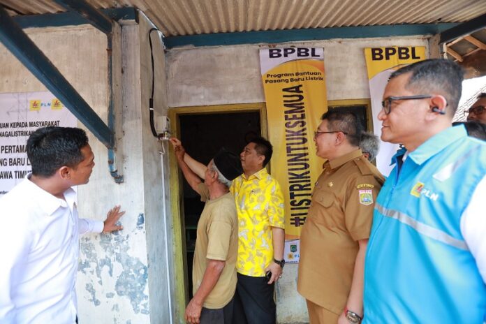 Jalankan Program Pemerintah, PLN Sambung Listrik Warga Tidak Mampu di Malang dan Lamongan