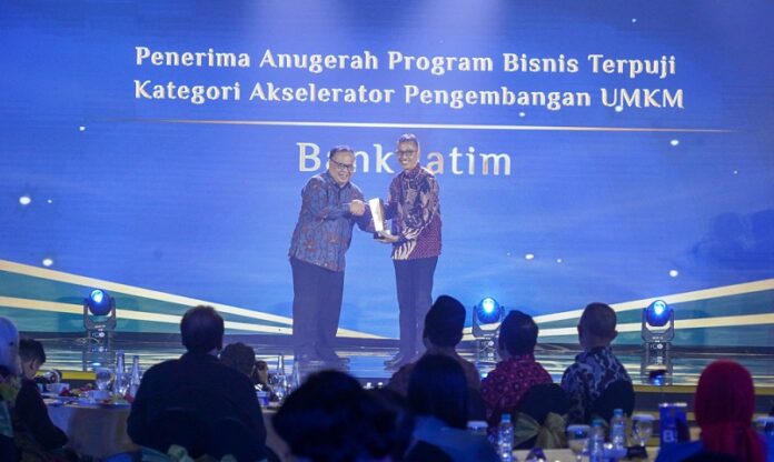 Bank Jatim Raih Penghargaan Sebagai Akselerator Pengembangan UMKM di Detik Jatim Awards 2024