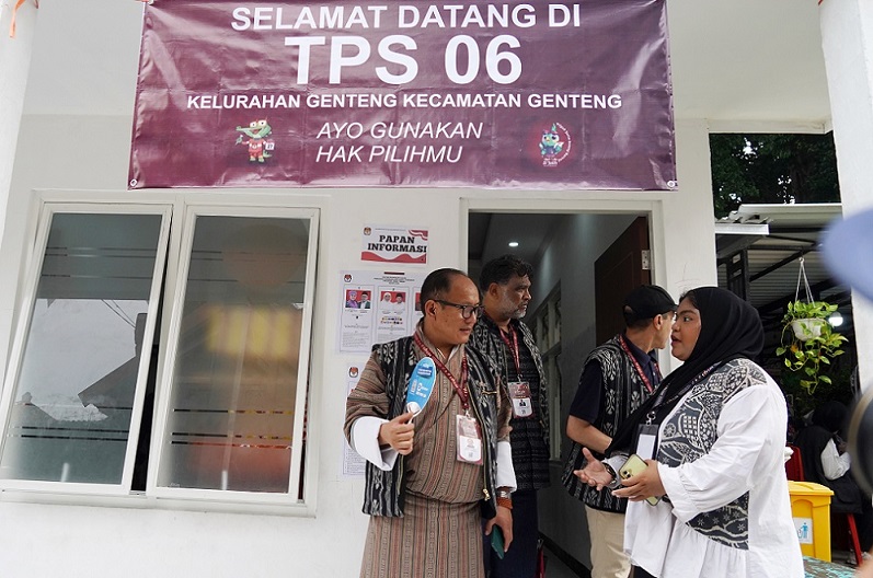 Peserta Election Visit Program KPU Jatim Kunjungi Tempat Pemungutan Suara