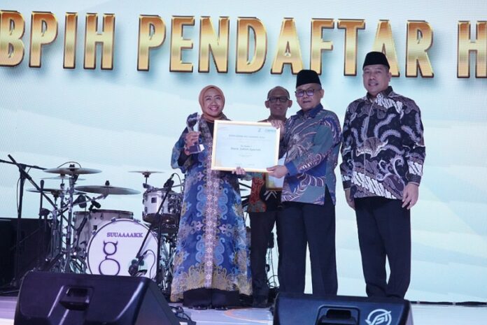 UUS Bank Jatim Sukses Raih Tiga Penghargaan Sekaligus Dari BPKH UUS Bank Jatim Sukses Raih Tiga Penghargaan Sekaligus Dari BPKH