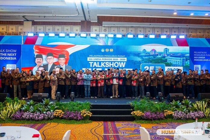 Pelantikan Pengurus Pusat IKA Unesa 2025-2030 Dihadiri Mendikdasmen