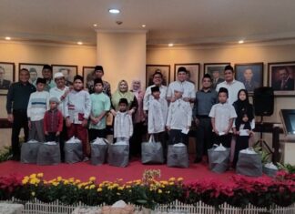 DPRD Surabaya Buka Bersama 99 Anak Yatim Piatu dan Beri Santunan