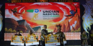 Nasabah Bank Jatim Bawa Pulang Hadiah Utama dalam undian tabungan Simpeda