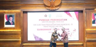 Bank Jatim Cabang Kediri mendapat penghargaan di bidang penguatan UMKM dari PWI Jawa Timur