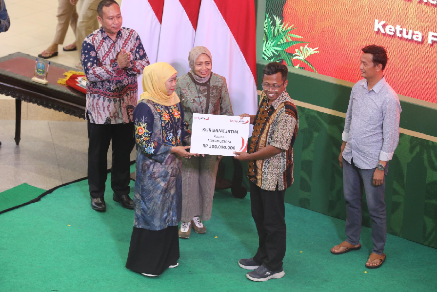 Penyerahan KUR secara simbolis oleh Gubernur Jawa Timur Khofifah Indar Parawansa dan Direktur Kepatuhan Bank Jatim Umi Rodiyah kepada dua nasabah Bank Jatim, Kamis (29/5) 
