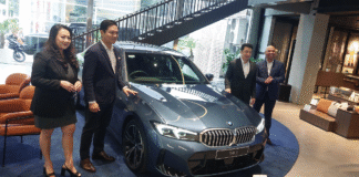 President Director BMW Group Indonesia Peter 'Sunny' Medalla dan Director of Communications BMW Group Indonesia Jodie O'tania, Chief Executive BMW Astra Sanfrantis Tanu dan Operation Manager BMW Astra Teguh Widodo dalam peresmian BMW Astra Surabaya Jumat (09/05/2025)