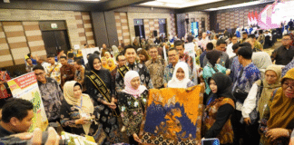 Gubernur Jawa Timur Khofifah Indar Parawansa, Wakil Gubernur Kalimantan Timur Seno Aji, dan Direktur Utama Bank Jatim Busrul Iman dalam acara Misi Dagang dan Investasi yang dilaksanakan di Balikpapan pada hari Kamis (8/5)