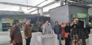 Anggota Komisi B DPRD Kota Surabaya meninjau langsung pembangunan dan revitalisasi pasar kembang Kamis (8/5/2025)