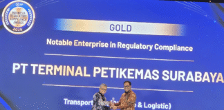 Vice President Kepatuhan TPS, Adhi Kresna Novianto, menerima penghargaan dari Hukumonline