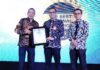 Penerimaan penghargaan predikat Excellent For The Financial Performance During 2023 – 2024 dari The Asian Post dalam ajang The Asian Post Best Regional Champion 2025 diserahkan oleh Founder The Asian Post Eko B. Supriyanto dan diterima oleh AVP Komunikasi Korporat Bank Jatim Mi’roj Subhanto, Jumat (16/5)