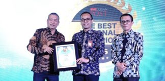 Penerimaan penghargaan predikat Excellent For The Financial Performance During 2023 – 2024 dari The Asian Post dalam ajang The Asian Post Best Regional Champion 2025 diserahkan oleh Founder The Asian Post Eko B. Supriyanto dan diterima oleh AVP Komunikasi Korporat Bank Jatim Mi’roj Subhanto, Jumat (16/5)
