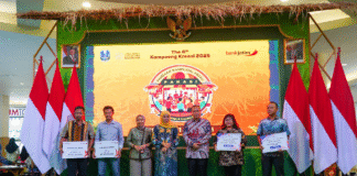 Penyerahan Kredit Usaha Kecil (KUR) Bank Jatim dalam kegiatan Pameran Produk Kreativitas dan Inovasi Desa The 6th Pameran Kampoeng Kreasi (PAKASI) Tahun 2025 Kamis (29/5)
