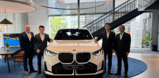 Dari kiri ke kanan; Operation Manager BMW Astra Teguh Widodo, Chief Executive BMW Astra Sanfrantis Tanu, Kepala Cabang BMW Astra Surabaya Octa Wibowo dan Kepala Bengkel BMW Astra Surabaya Sularno dalam peluncuran BMW X3 20 xDrive M Sport dan BMW 218 Gran Coupé M Sport Surabaya,19/06/25