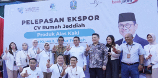 Kegiatan pelepasan Ekspor CV Rumah Jeddiah oleh Menteri Perdagangan Budi Santoso didampingi Direktur Bank Jatim Tonny Prasetyo, Kepala Dinas Perindustrian dan Perdagangan Provinsi Jawa Timur Iwan, serta Pemilik CV Rumah Jeddiah Daniel Oktavianus pada hari Selasa (4/6) berupa 8.872 pasang produk alas kaki.