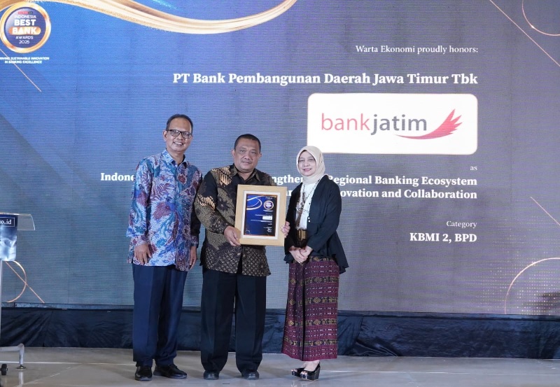 Penghargaan dari Warta Ekonomi diterima oleh Pgs. SEVP Teknologi Informasi Bank Jatim Handayanto pada hari Rabu (25/6/25), dok. Humas Bank Jatim