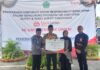 Dukung UMKM Hingga Pendidikan, Bank Jatim Serahkan CSR Dukungan CSR untuk Pemkab Pamekasan, berupa 46 unit gerobak UMKM yang diserahkan secara simbolis oleh Direktur Kepatuhan Bank Jatim Umi Rodiyah kepada Bupati Pamekasan KH Kholilurrahman. Kamis (19/6) dok. Humas Bank Jatim