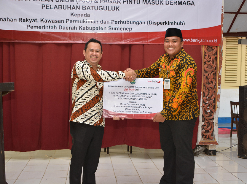 Penyerahan CSR diserahkan secara simbolis oleh Pemimpin Bank Jatim Cabang Kangean Yudhistira Januar Sadikin kepada Camat Arjasa Aynizar Sukma, Kamis (12/06/2025)