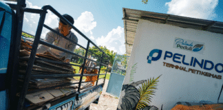 Aktifitas pengangkutan sampah di Bank Sampah Gotong Royong