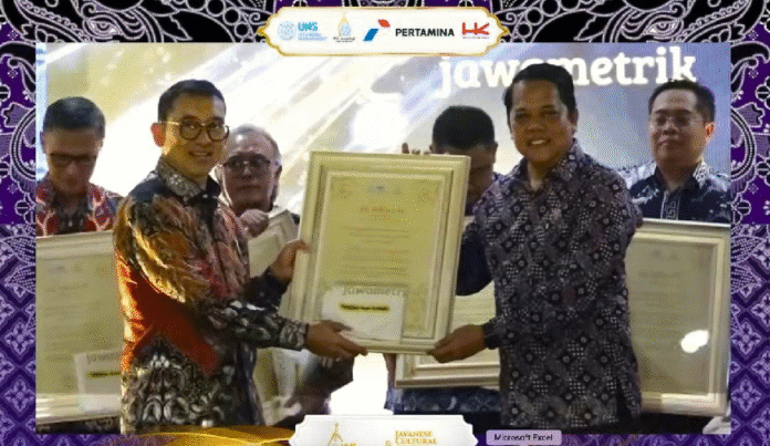 Penghargaan atas prestasi UNESA Peringkat 2 UNS Jawametric 2025 diterima Wakil Rektor III Unesa, Bambang Sigit Widodo dari Menteri Kebudayaan Republik Indonesia, Fadli Zon pada malam penganugerahan di Pendapa PUI Javanologi Universitas Sebelas Maret (UNS) Surakarta, Selasa (03/06/2025).