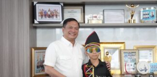 Arief Mulyadi, Direktur Utama PNM dan Rayyan Arkan Dikha, penari pacu jalur yang viral dengan tarian "Aura Farming", Jumat (11/07)