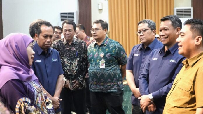 Gubernur Jawa Timur, Khofifah Indar Parawansa, memimpin langsung rapat koordinasi strategis bersama jajaran Direksi PT Sinergi Gula Nusantara (SGN) dan Direktur Jenderal Perkebunan (Ditjenbun) Kementerian Pertanian RI. Pertemuan yang digelar Rabu (23/07) di Gedung Negara Grahadi, Surabaya