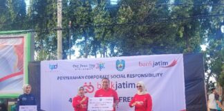 Penyerahan CSR berupa pengadaan sarana 455 unit tenda portabel untuk UMKM secara simbolis oleh Corporate Secretary Bank Jatim Fenty Rischana K kepada Bupati Situbondo Yusuf Rio Wahyu Prayogo di alun-alun Kabupaten Situbondo Minggu (6/7)