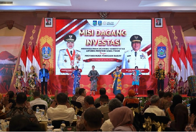 Seni Pertunjukan Wastra Batik dari UMKM binaan Bank Jatim asal Jember, Batik Tulis Hariyani. Batik dengan motif Alun Baruno (ombak laut), Pandalungan Jember, dan Sekar Langon sukses ditampilkan oleh Raka – Raki Jawa Timur dalam pagelaran Misi Dagang ini.