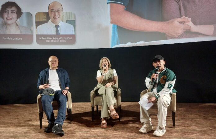 talkshow bersama dr. Benediktus Arifin, MPH, Sp.OG (K) Dan Artis Cynthia Lamusu Usai pemutaran film "Lyora: Penantian Buah Hati" di Pakuwon Mall XXI,Surabaya Selasa (29/07) dok Jatimmedia