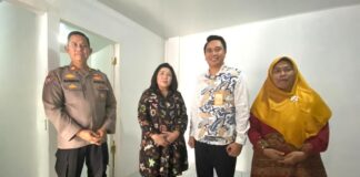 Ipda Mahmudi, Kanit Binmas Polsek Cikarang Barat (mewakili Kapolsek Cikarang Barat), Ibu Gerda Mindo Branch Manager KC Taspen Bekasi, Ibu Sumarliyah, penerima bantuan program CSR Bedah Rumah, Pande Putu Rambiawan Distribution Head 3 Bank Mandiri Taspen