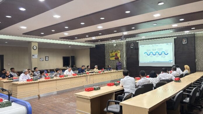 Humas TPS, Ardiansyah, menyampaikan tentang profil perusahaan TPS dalam rangka kunjungan kerja Dewan Pimpinan Wilayah (DPW) Asosiasi Logistik dan Forwarder Indonesia (ALFI) Jawa Tengah dan DIY, Kamis (07/08)