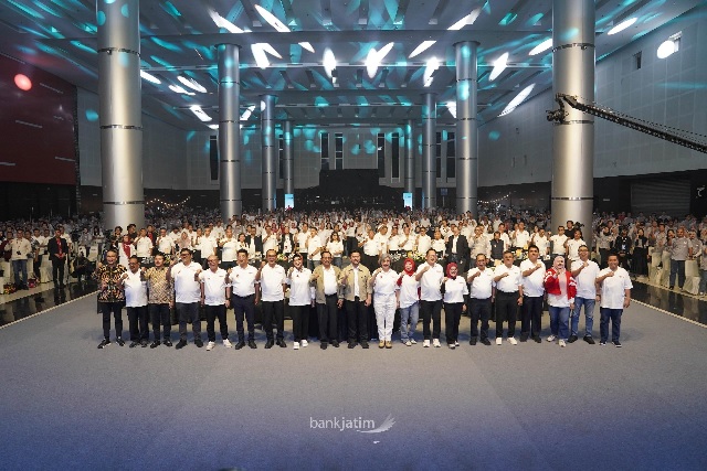 Wakil Gubernur Jawa Timur, Emil Elestianto Dardak, jajaran dewan komisaris Bank Jatim, jajaran direksi Bank Jatim dan seluruh Jatimers, serta undangan VIP dalam Perayaan puncak HUT ke-64 PT Bank Pembangunan Daerah Jawa Timur Tbk. (Bank Jatim) Jumat (22/08)
