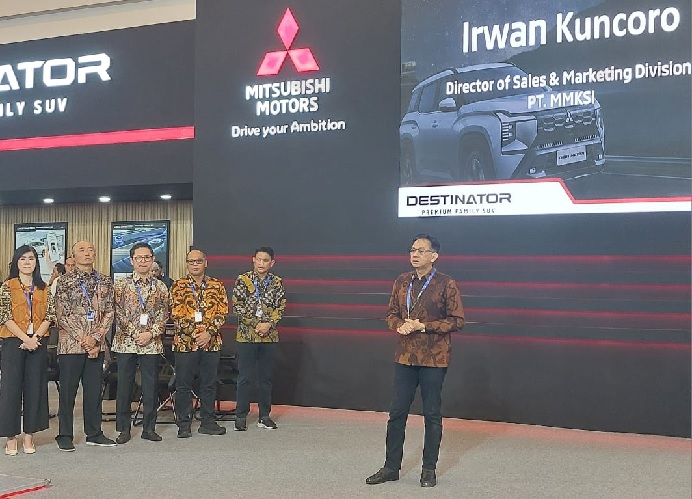 Irwan Kuncoro, Director of Sales & Marketing Division PT Mitsubishi Motors Krama Yudha Sales Indonesia (MMKSI), memberikan sambutan di booth Mitsubishi pada GIIAS Surabaya 2025, Rabu (25/08) di Grand City Convex Surabaya