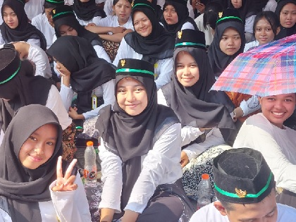 Fakultas Teknik Unesa Bersama Azarine Pecahkan Rekor MURI , Jumat (22/08) dok. Jatimmedia