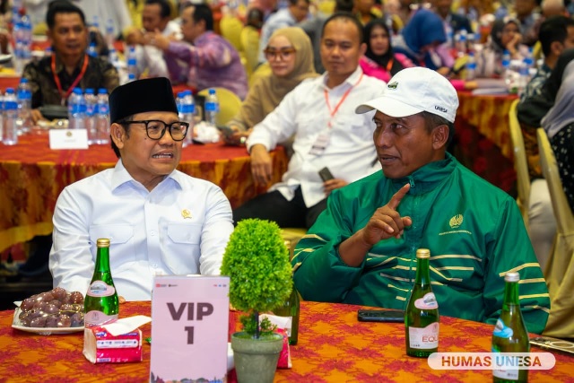 Menteri Koordinator Pemberdayaan Masyarakat, Muhaimin Iskandar atau Cak Imin bersama Rektor Unesa, Nurhasan atau Cak Hasan dalam Rapat Koordinasi Nasional (Rakornas) di Graha Universitas Negeri Surabaya (Unesa), Kamis, (14/08)