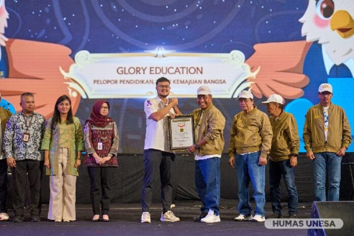 Inagurasi Maba UNESA, Cetak Rekor MURI dengan Video Peduli Lingkungan